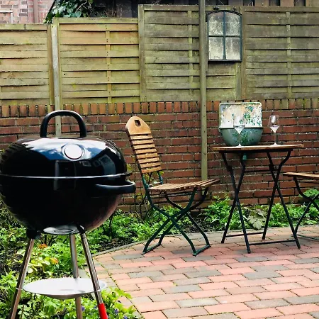 Altstadthus-gemuetliches Mit Gaertchen